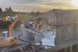 Načerno postavený dům v Dobšicích u Znojma zlikvidovaly v úterý ráno bagry - Novinky